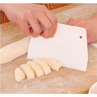 Miếng cắt bột nhựa hình chữ nhật.