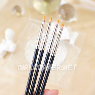 Cọ liner - viền mí mắt Feather B 06