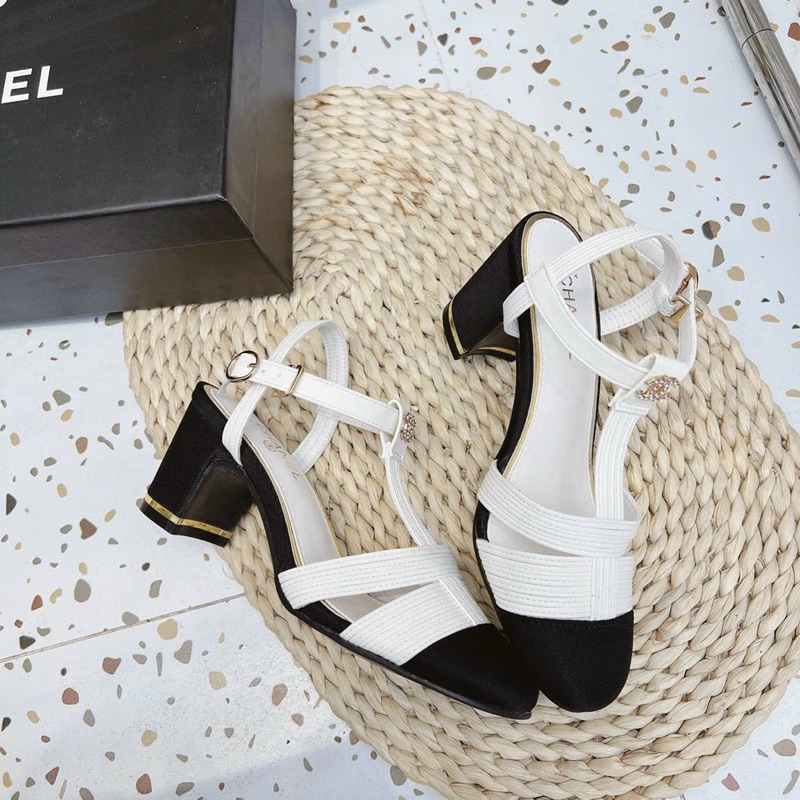 Sandan bít mũi Chà Leo siêu hot, gót trụ 7f có 2 màu đen và trắng. Hàng quảng châu cao cấp đầy đủ hộp túi