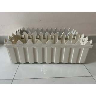 Chậu nhựa hàng rào kèm xốp ( không gồm cây)