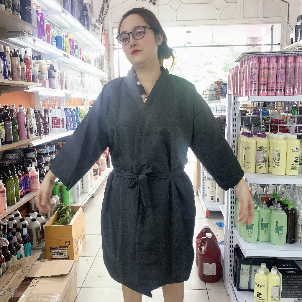 Áo choàng hoá chất làm tóc kiểu dáng kimono mặc cho khách tại salon tóc
