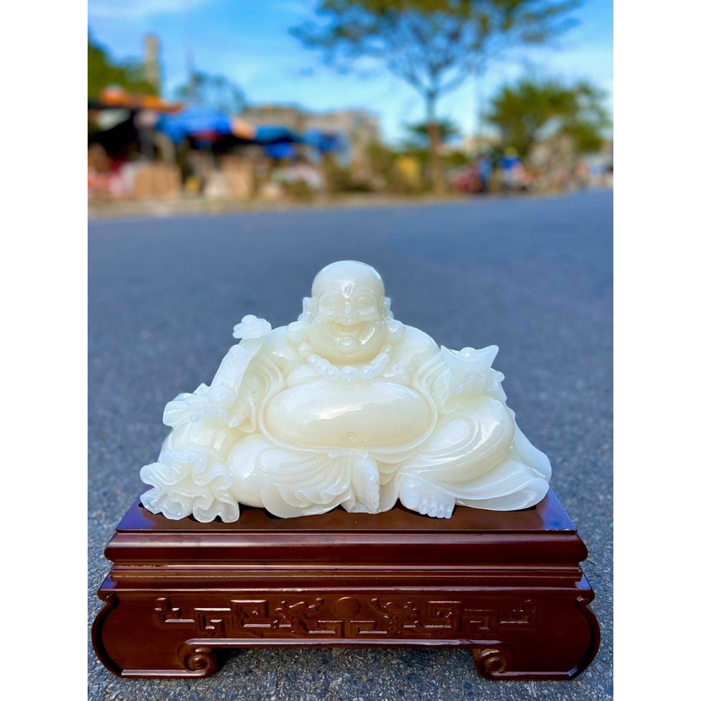 Tượng phật Di Lặc phong thủy ngồi tựa bao tiền đá bạch ngọc - Dài 43 cm