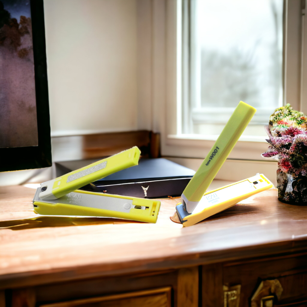 Bấm Móng Tay Inox Thân Nhựa Tybe W001 Kai Razor 39262 -KE0110 Cỡ Trung Màu Xanh