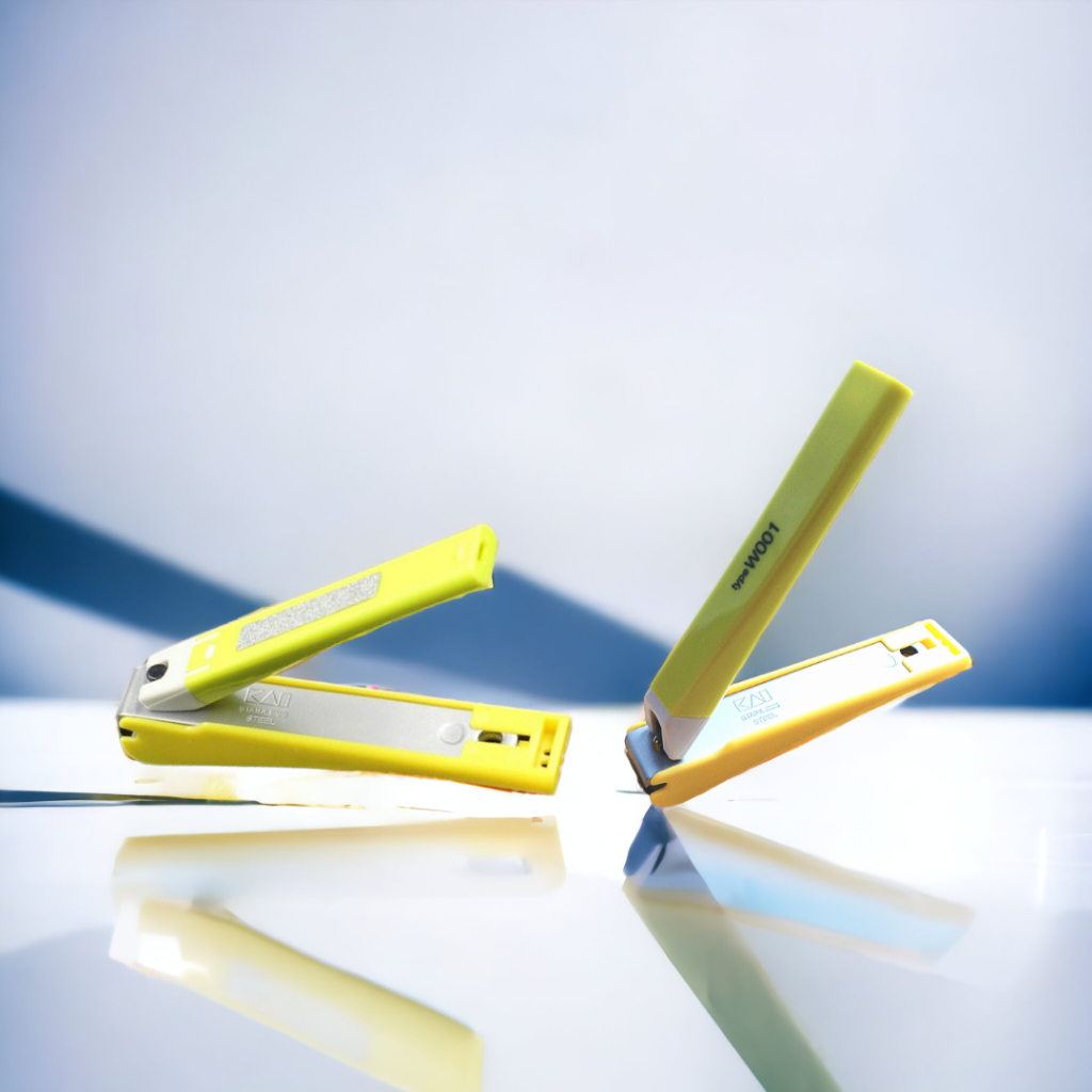 Bấm Móng Tay Inox Thân Nhựa Tybe W001 Kai Razor 39262 -KE0110 Cỡ Trung Màu Xanh