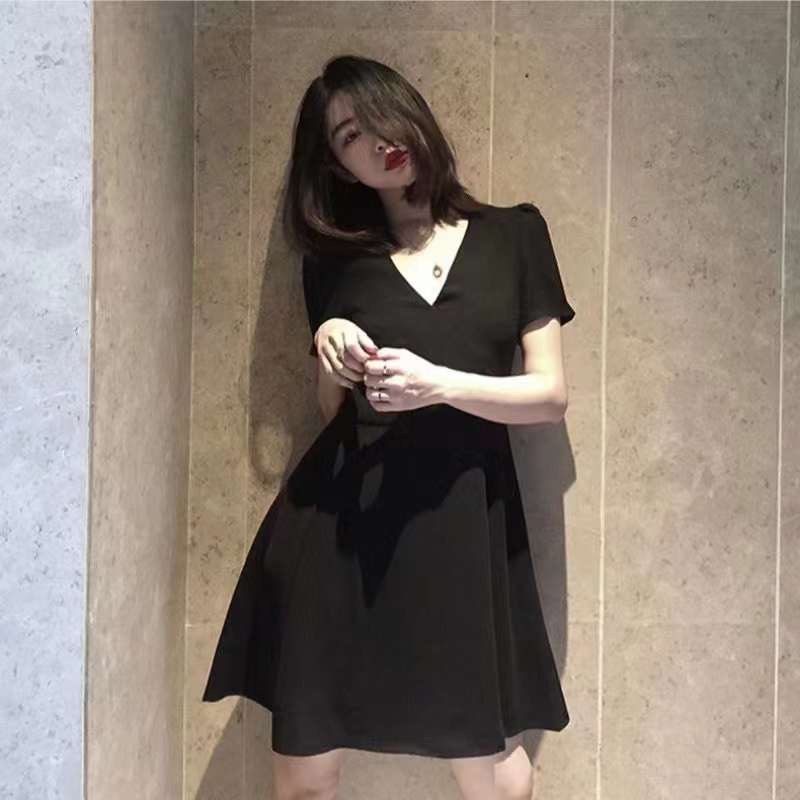 Váy đen cổ tim