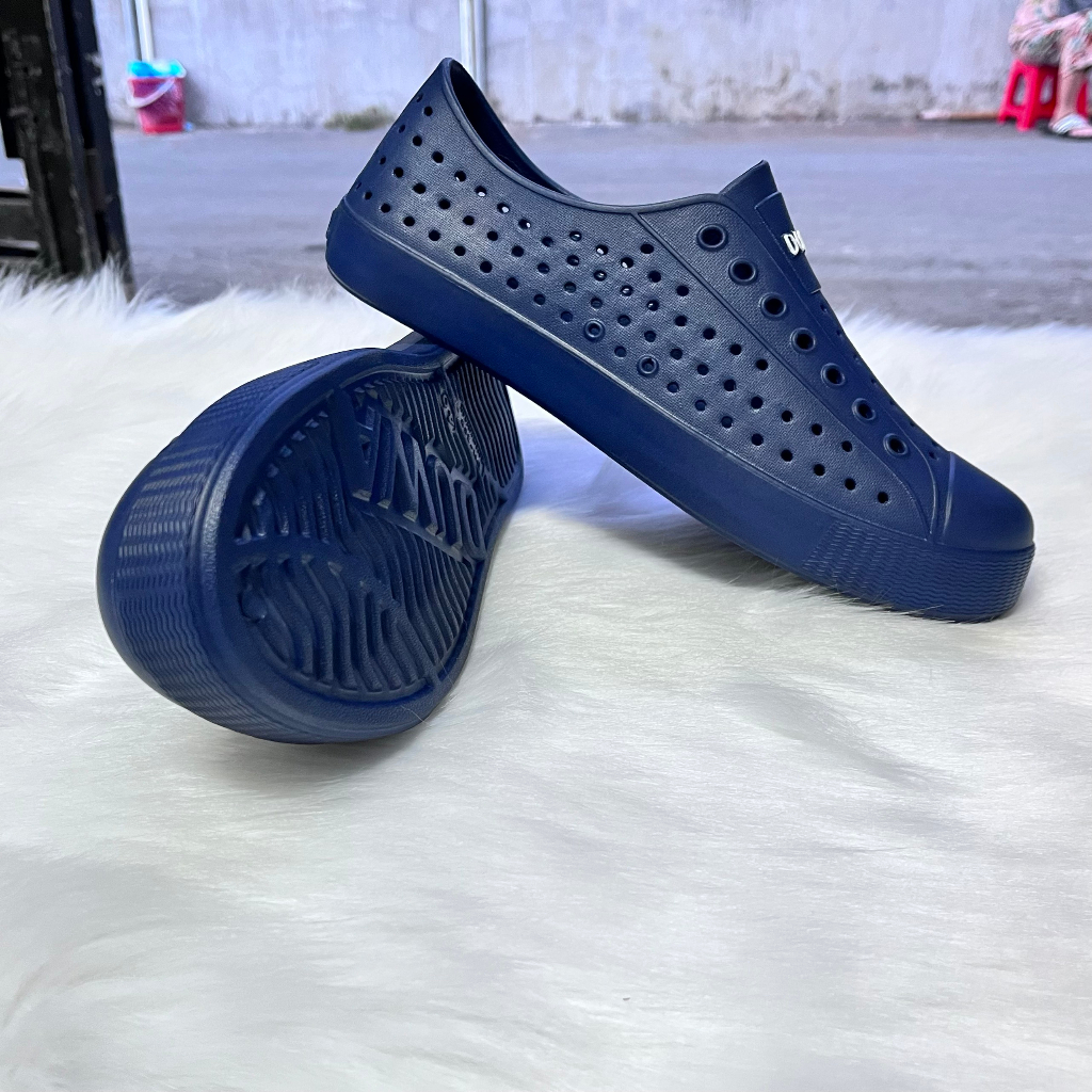 Giày mọi nam Duwa DH268-1, giày lười nam lỗ thoáng khí đi mưa đi nắng vô cùng tiện lợi và thoải mái. Hàng chính hãng