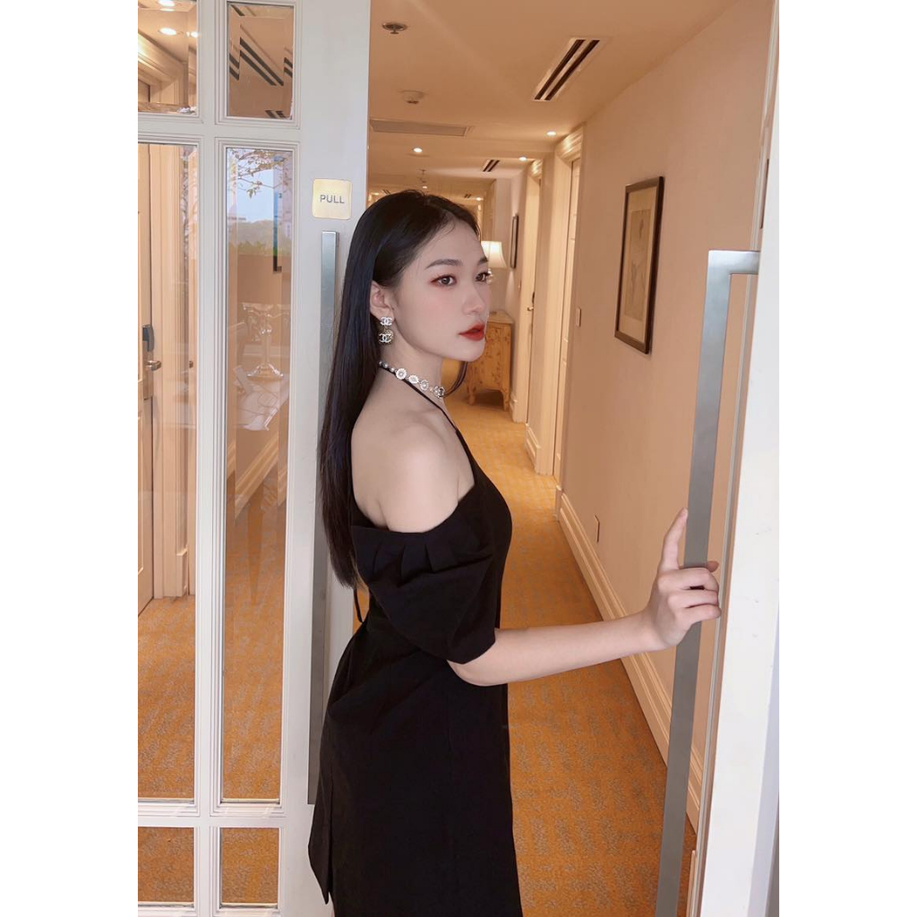 Đầm kiểu ngắn thắt dây sau cổ thời trang GAGO màu đen GG4304