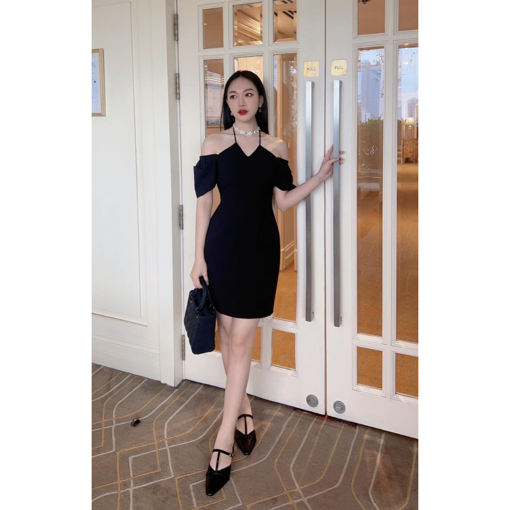 Đầm kiểu ngắn thắt dây sau cổ thời trang GAGO màu đen GG4304