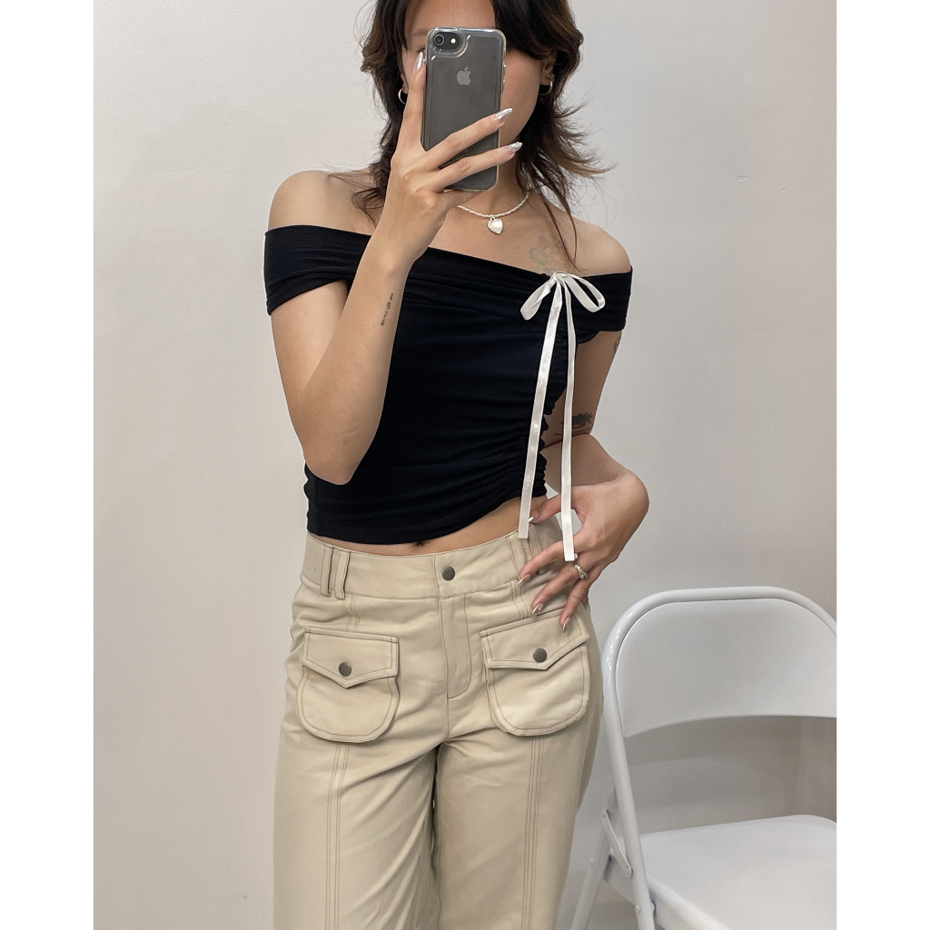 Áo trễ vai dáng ngắn rút nơ lệch - Bowie Off Shoulder Top