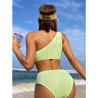 Bikini lệch vai xanh chuối nổi bật