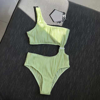 Bikini lệch vai xanh chuối nổi bật