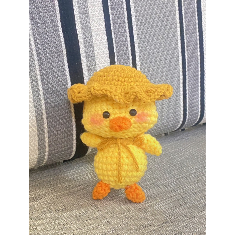 Móc khoá gà con má bánh bao đội nón/ mũ bèo cột dây nơ bằng len nhồi bông siêu dễ thương a