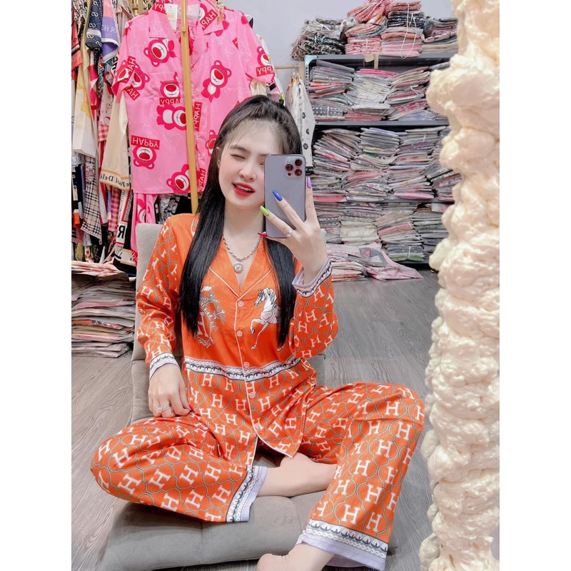 Bộ ngủ Ngựa H.M cam (Size XL) dài và ngắn tay thiết kế lụa xước ánh kim của 2CE