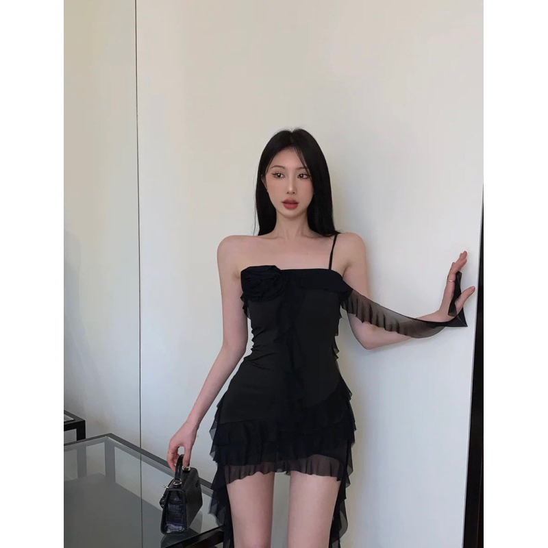 Váy đen tua rua hot trend 2023