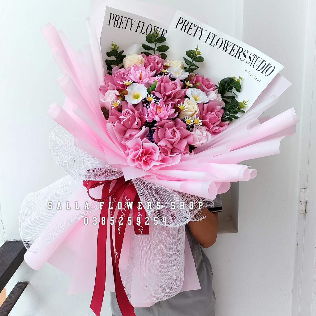 Bó hoa sáp xếp cánh 19 bông.