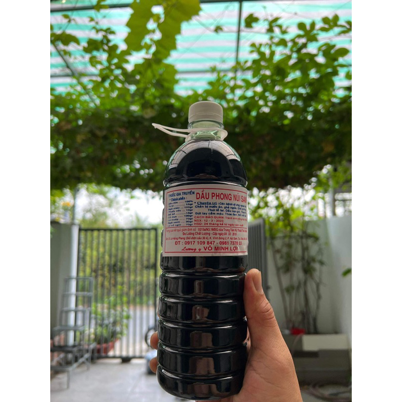 Dầu phong gia truyền Núi Sam 1 Lít, có 2 phân loại: Loại thường và loại Đặc biệt (có ký hiệu “1” trên nắp và thân chai)