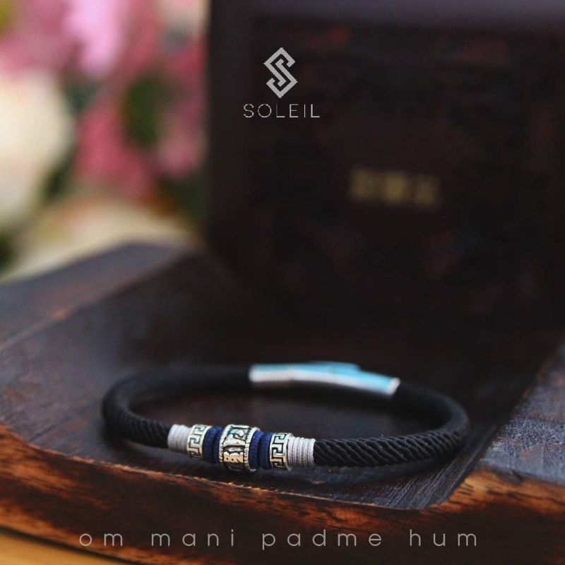 Om Mani Padme Hum -Om : Quy mệnhMani : Viên ngọc như ýPadme : Bên trong hoa senHum : Tự ngã thành tựu