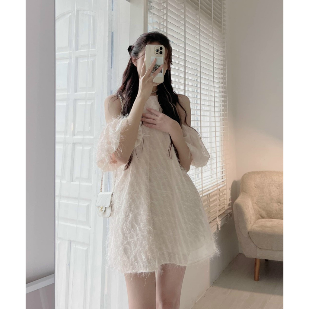 Váy lông vũ lấp lánh cổ yếm tay rơ