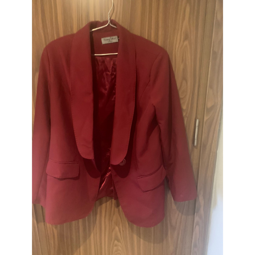 Pass áo khoác vest blazer màu đỏ size L(52-55kg) cổ có chỉ thêu ( đính kèm video ảnh thật) ( có 1 vết bút bi nhưng bé)