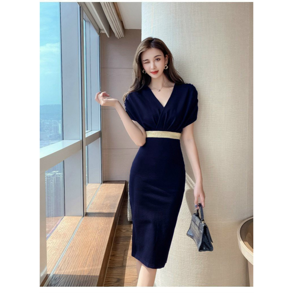 ĐẦM ÔM CỔ V CÁNH DƠI VIỀN EO Chất: thun poly co giãn Màu: xanh đen Kiểu dáng: đầm ôm, cổ v xếp li, tay ngắn cánh tiên, e