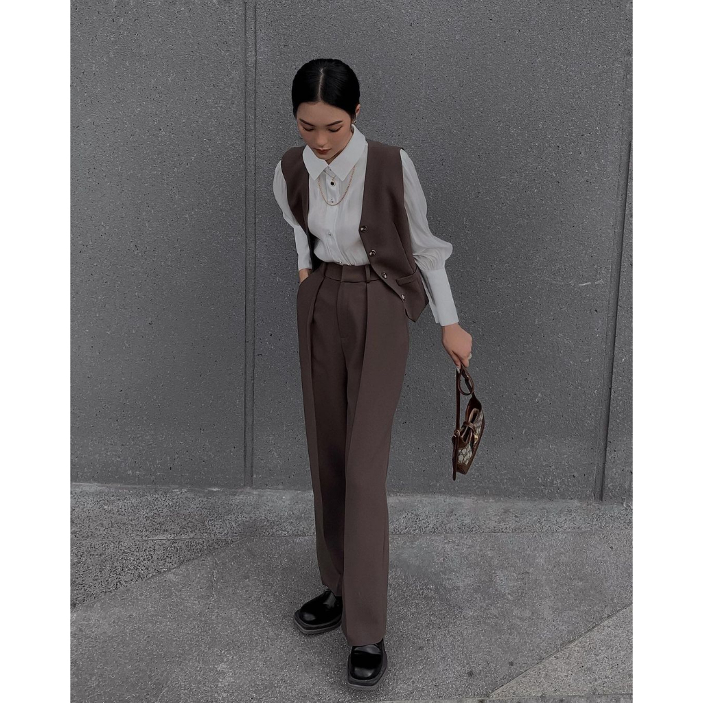Daisy Set (Quần ống suông xếp ly + Áo gile basic bốn khuy dáng suông) Nhà ONMIX - Màu nâu - Vải Tuysi Hàn cao cấp