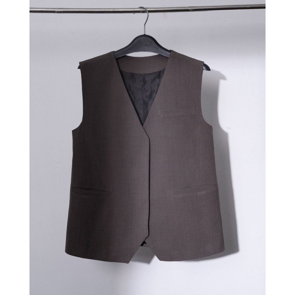 Brown Set (Quần ống suông xếp ly + Áo Gile dáng suông 4 khuy ẩn) Nhà ONMIX - Màu nâu ghi - Vải Tuytsi Hàn cao cấp