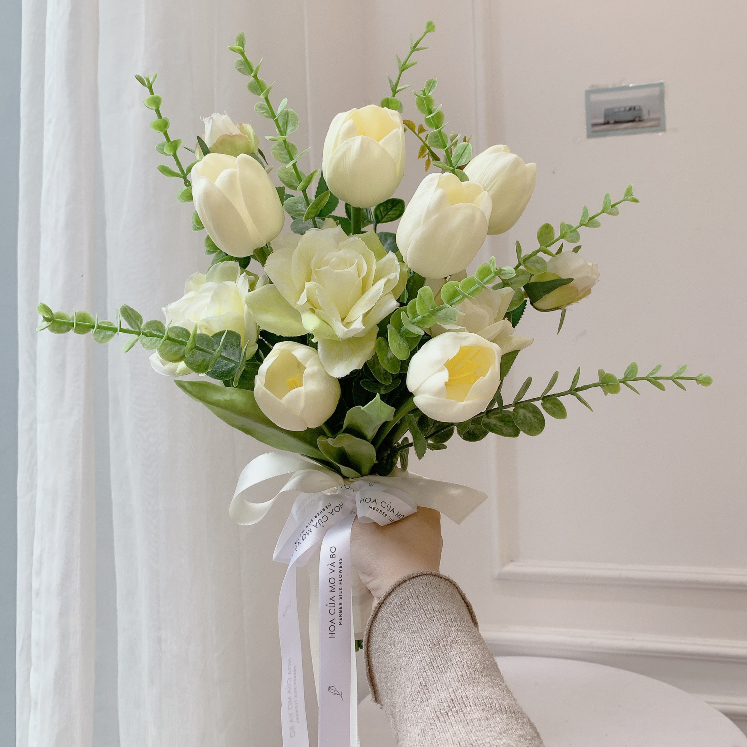 Bó Hoa Cưới Tulip Mix Hoa Hồng, Lá Khuynh Diệp Siêu Xinh Tặng Kèm Hoa Cài Áo Chú Rể