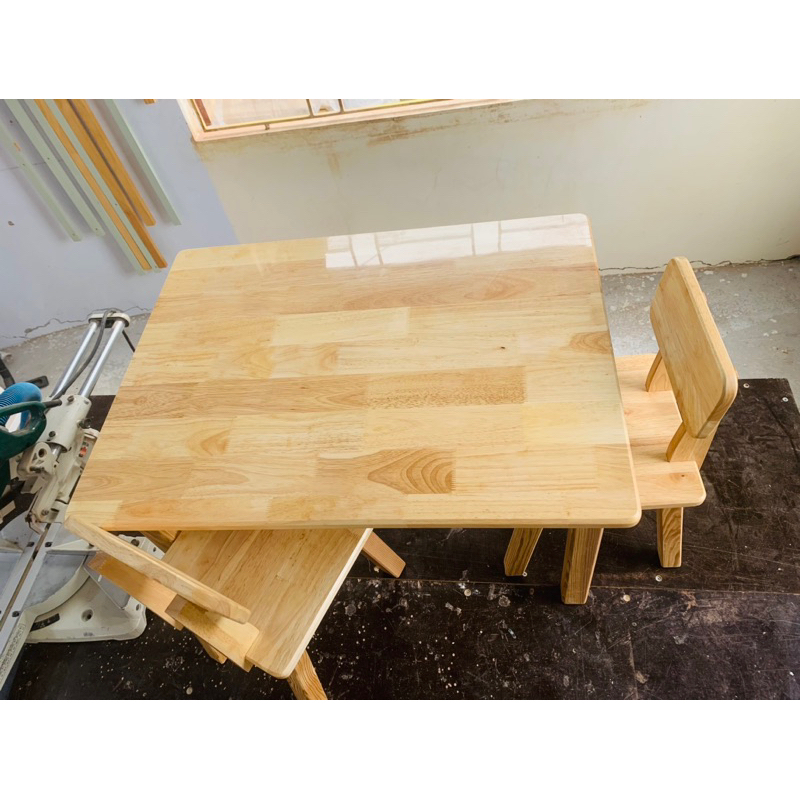 Bàn gỗ nhỏ dùng làm bàn học cho các bé Montessori