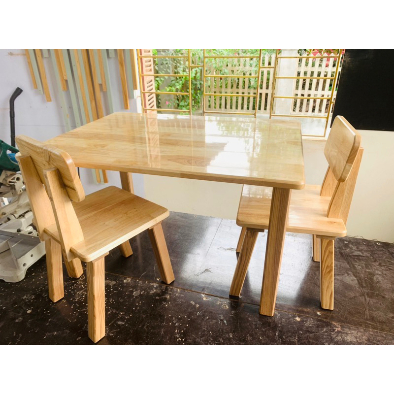 Bàn gỗ nhỏ dùng làm bàn học cho các bé Montessori