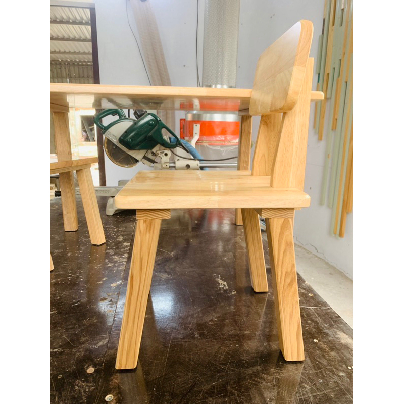 Bàn gỗ nhỏ dùng làm bàn học cho các bé Montessori