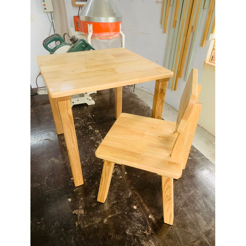 Bàn gỗ nhỏ dùng làm bàn học cho các bé Montessori