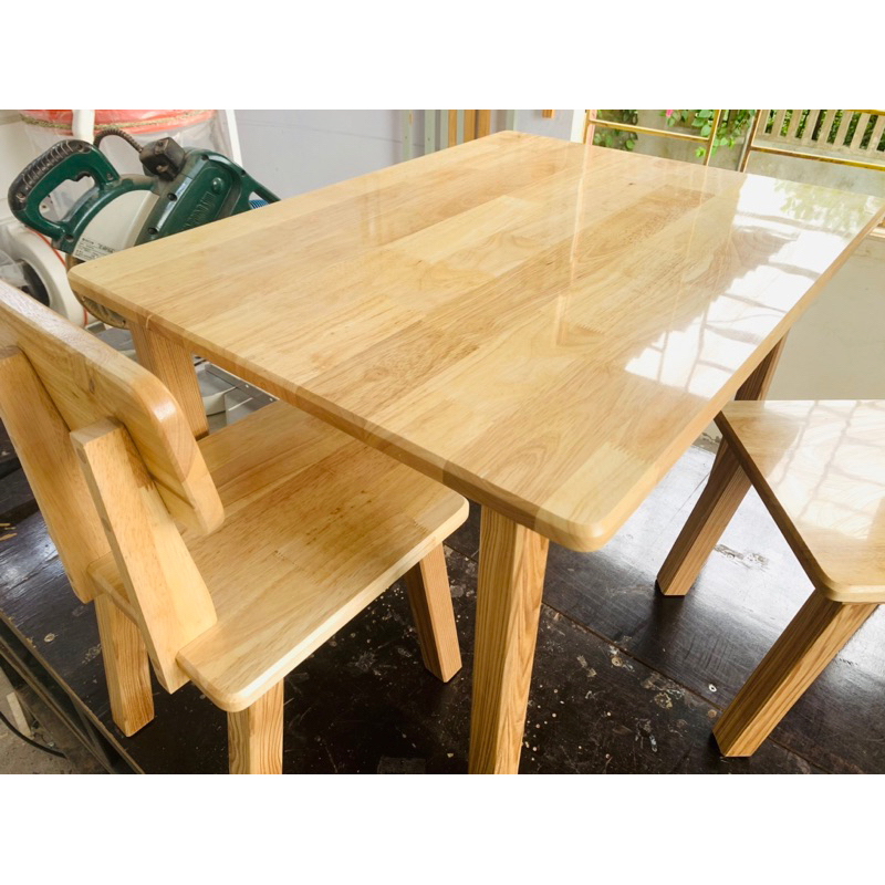 Bàn gỗ nhỏ dùng làm bàn học cho các bé Montessori
