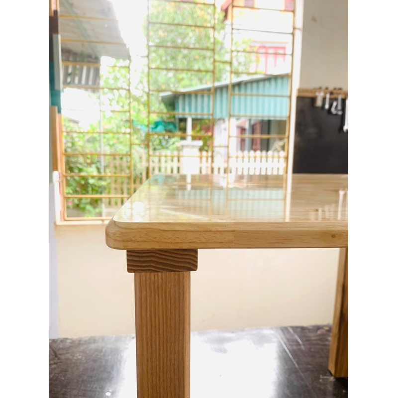 Bàn gỗ nhỏ dùng làm bàn học cho các bé Montessori