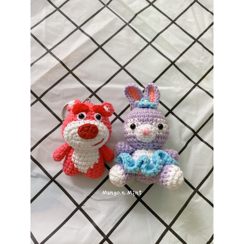 Móc khoá len handmade Gấu dâu Lotso và Thỏ tím Stella Lou