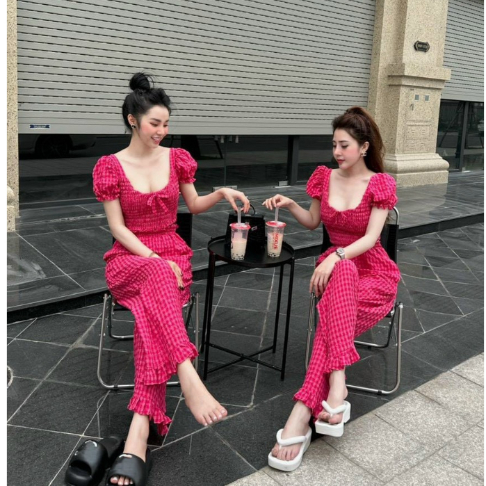 Set đồ bộ nữ áo kiểu tay phồng nhún phối quần dài ống rộng lai bèo họa tiết caro dễ thương dành cho các nàng dạo phố .