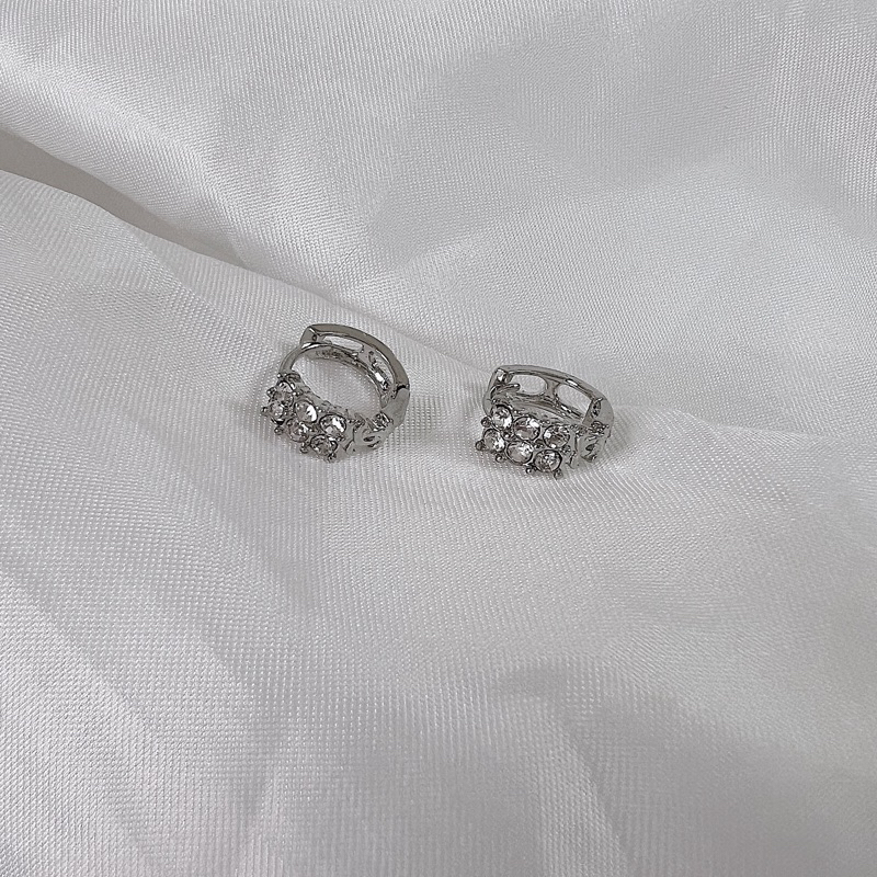 Khuyên tròn đá lồng hình vuông