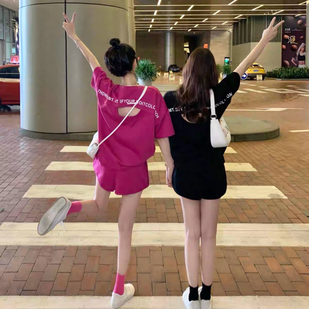 Set bộ áo phông hở lưng form rộng mix quần short ngắn phong cách trẻ trung cho mùa hè