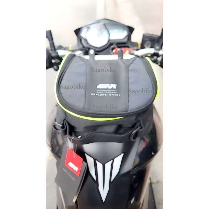 Túi gài bình xăng givi EA144 kèm ngàm gắn cho xe XSR 155, MT03, GSX Bandit, FZ 150i, Trident, hàng givi chính hãng, mới.