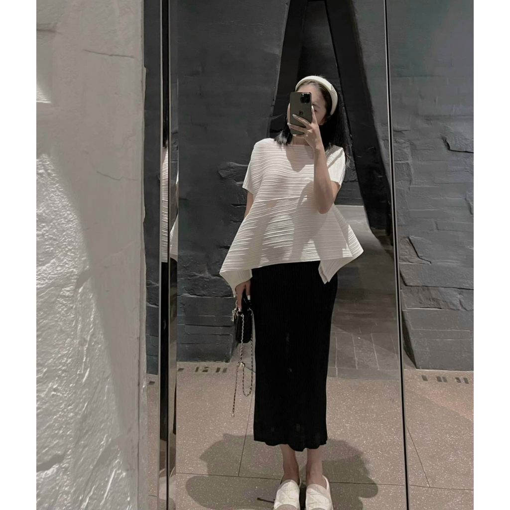 Set thiết kế nữ thời trang phong cách cá tính năng động, áo thun tay ngắn chéo tà kèm chân váy dài ôm body