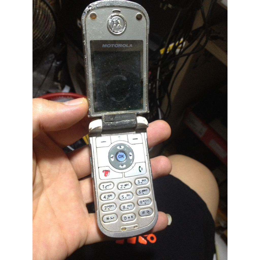 Xác MOTOROLA V878 mất râu, cắm sạc không thấy lên, có thể hư bin, không rõ tình trạng là do đâu