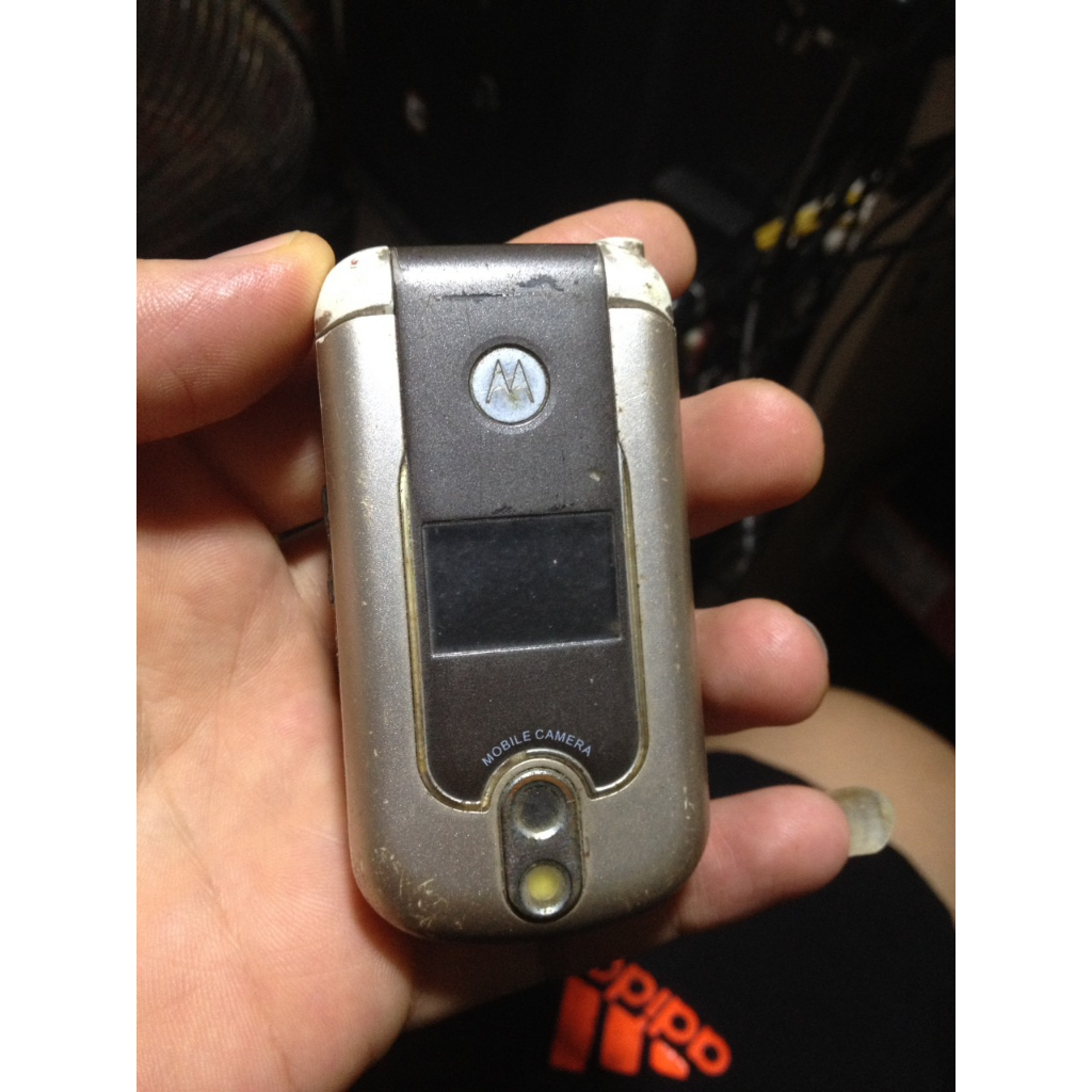 Xác MOTOROLA V878 mất râu, cắm sạc không thấy lên, có thể hư bin, không rõ tình trạng là do đâu