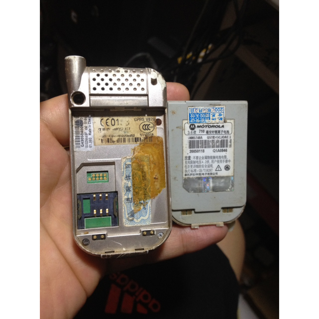 Xác MOTOROLA V878 mất râu, cắm sạc không thấy lên, có thể hư bin, không rõ tình trạng là do đâu