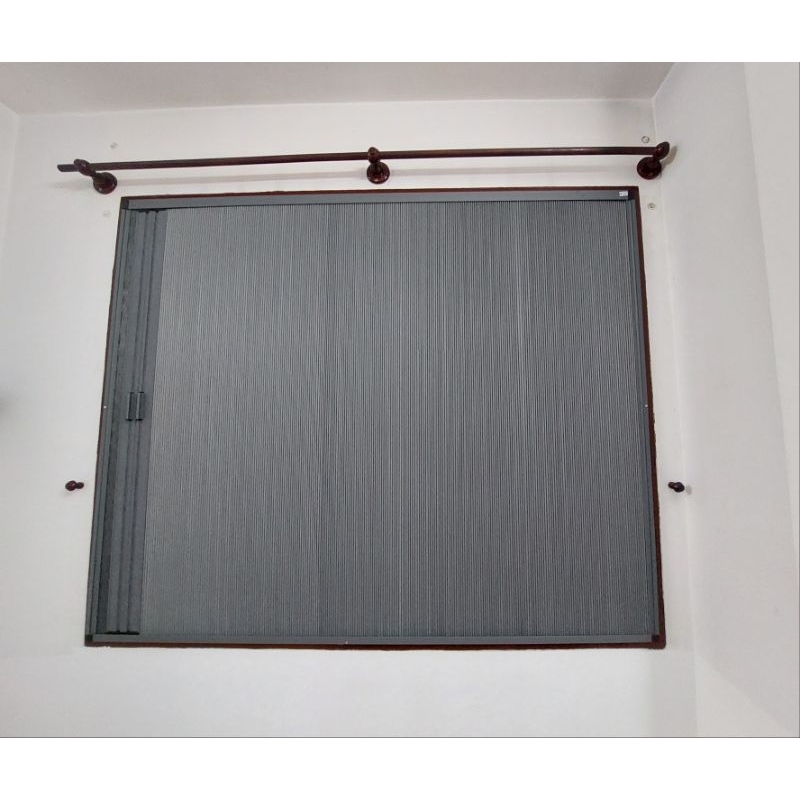 Cửa sổ rèm tổ ong kết hợp lưới chống muỗi vừa ngăn sáng, ngăn lạnh, ngăn nhiệt vừa ngăn côn trùng vào nhà.
