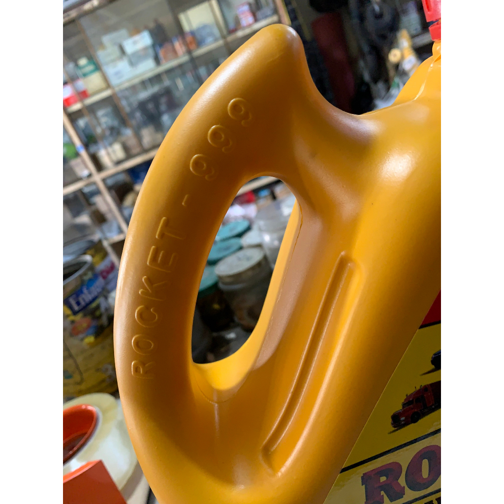 Nước Đỏ  làm mát động cơ, xe tải,xe cơ giới...ROCKET 999 bình 4 lít