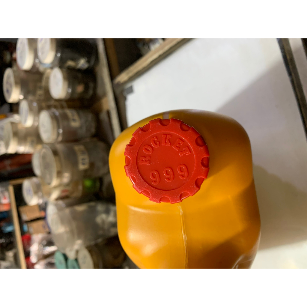 Nước Đỏ  làm mát động cơ, xe tải,xe cơ giới...ROCKET 999 bình 4 lít