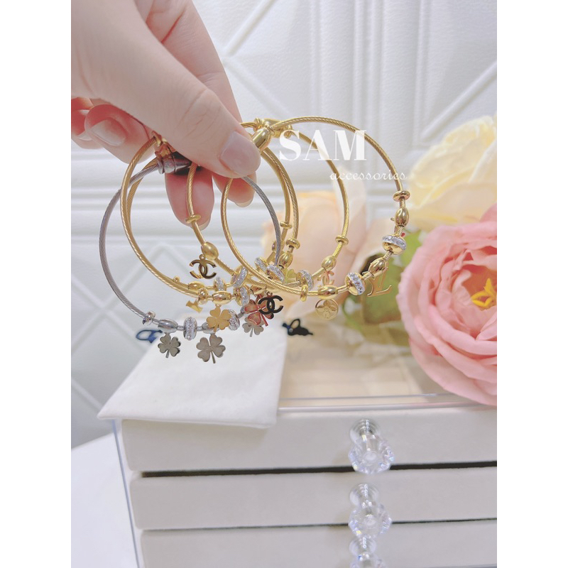 Vòng titan charm chữ tòn ten