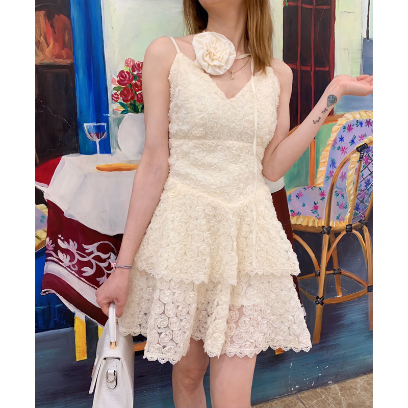 Váy ren hoa hồng kèm hoa