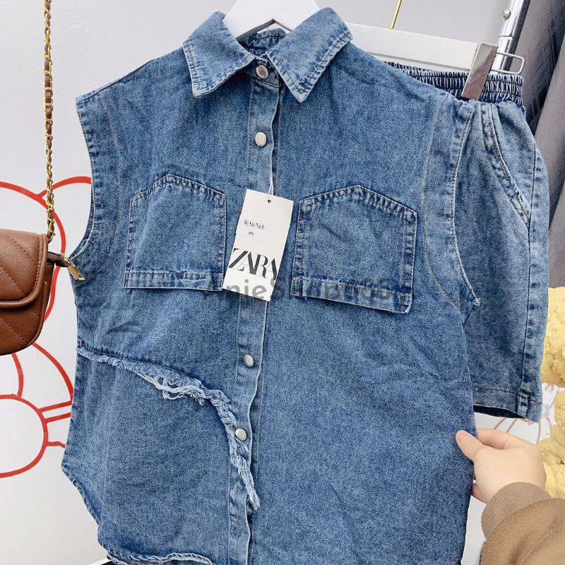 Set sơ mi jean nữ tsát nách dáng dài rộng chữ màu siêu đẹp ,bộ áo bò túi lật ngược ,chất bò dày dặn bao đẹp .ANIESHOP688