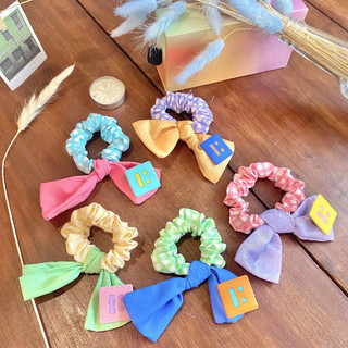 Dây Cột Tóc Scrunchies Nơ Đính Kèm Charm Dễ Thương