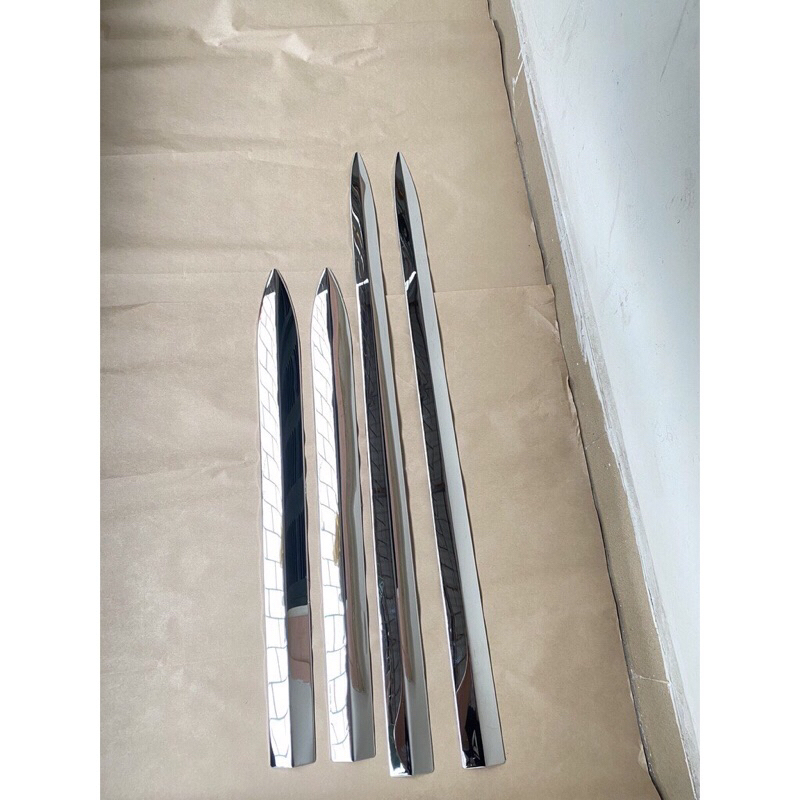 Nẹp sườn hông xe Toyota Avanza 2022-2023